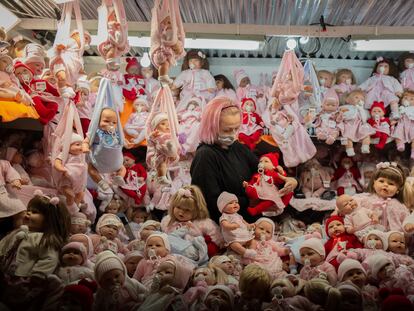 Tenderete de muñecas en la Feria de Reyes, en Barcelona.