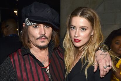 Se casaron en febrero de 2015 y el 23 de mayo de 2016 Amber Heard solicitó el divorcio de Johnny Depp por "diferencias irreconciliables" (dos días después de la muerte de la madre del actor). Se conocieron durante el rodaje de Los diarios del Ron, en 2011.