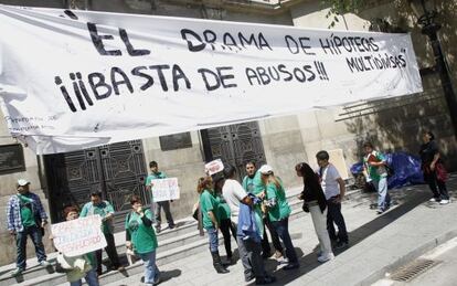 Miembros de la PAH, en una protesta en Barcelona. 