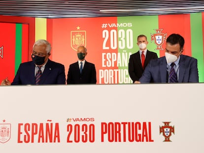 El rey Felipe VI, al fondo a la derecha, el presidente de la república de Portugal, Marcelo Rebelo de Sousa, y los presidentes del Gobierno, Pedro Sánchez y Antonio Costa, suscriben el acuerdo de España y Portugal para el lanzamiento de la candidatura conjunta de ambos países al Mundial 2030.