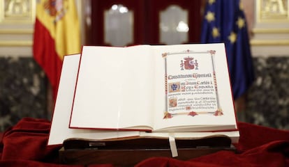 Exemplar de la Constitució en el seu 40è aniversari al Congrés.