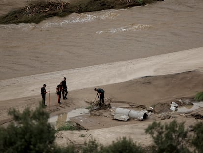 Trabajos de búsqueda del hombre desaparecido por las inundaciones en Aldea del Fresno (Comunidad de Madrid), este lunes.