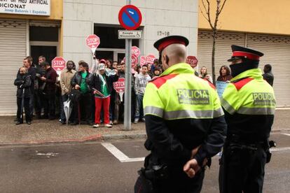 Concentración de la PAH contra un desalojo en Girona.