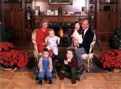 Felicitación navideña de los Reyes de España, en la que aparecen con cuatro de sus nietos. En la imagen, Pablo, en brazos de su abuela y delante , sentado, Juan, mientras el abuelo sostiene a Victoria Federica y delante se sienta Felipe.