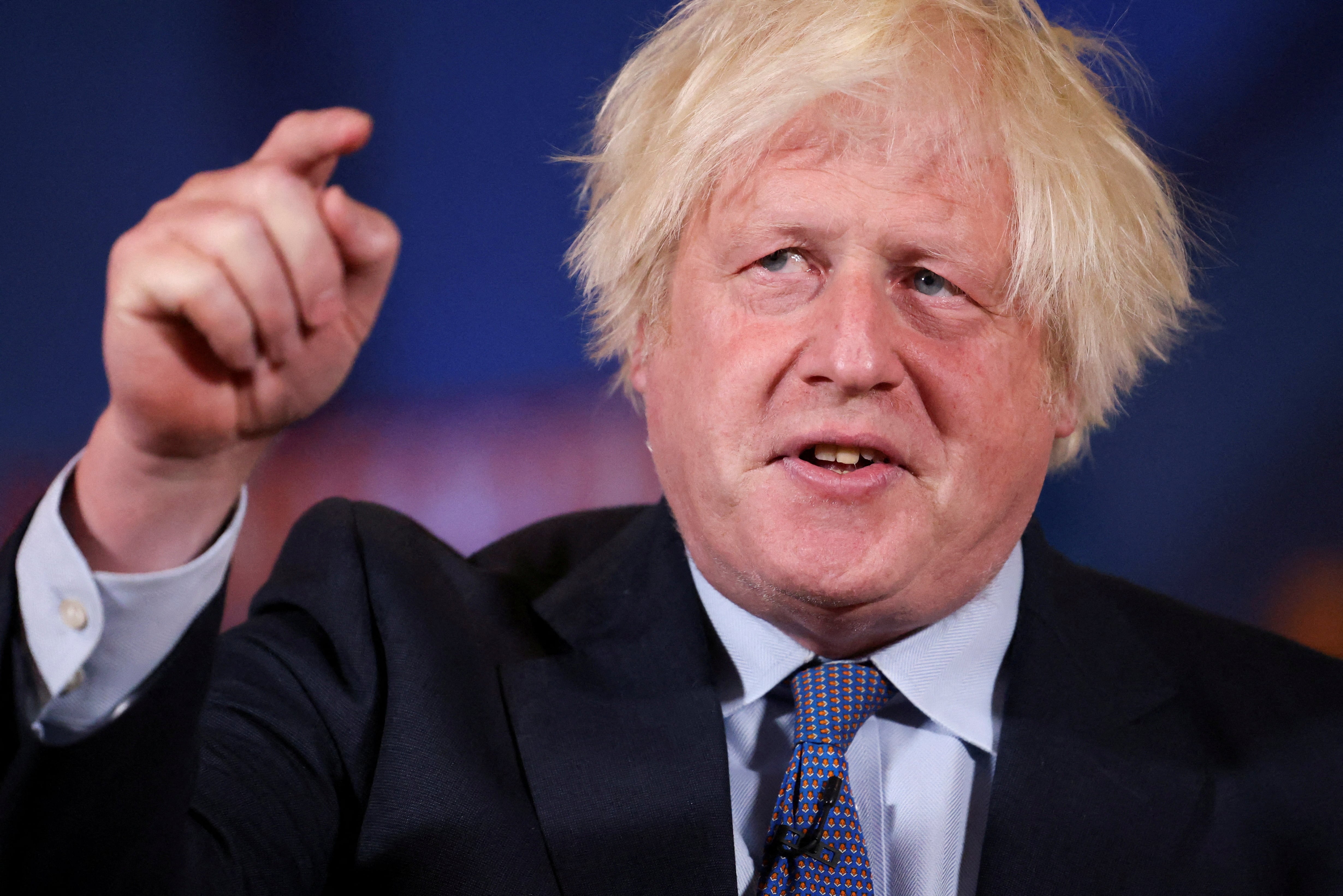 De arrepentirse por las disculpas del ‘partygate’ a los secretos de salud de la reina: Boris Johnson desata la polémica con su autobiografía