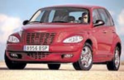 El PT Cruiser es uno de los coches más originales de los últimos años. La gran parrilla frontal y las aletas resaltadas definen su personalidad. El modelo 2002 lleva los paragolpes del color de la carrocería.