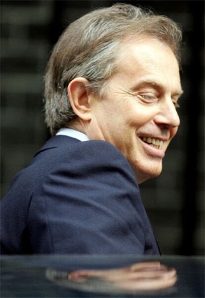 Blair sale de su residencia en Downing Street para reunirse con la reina Isabel II.