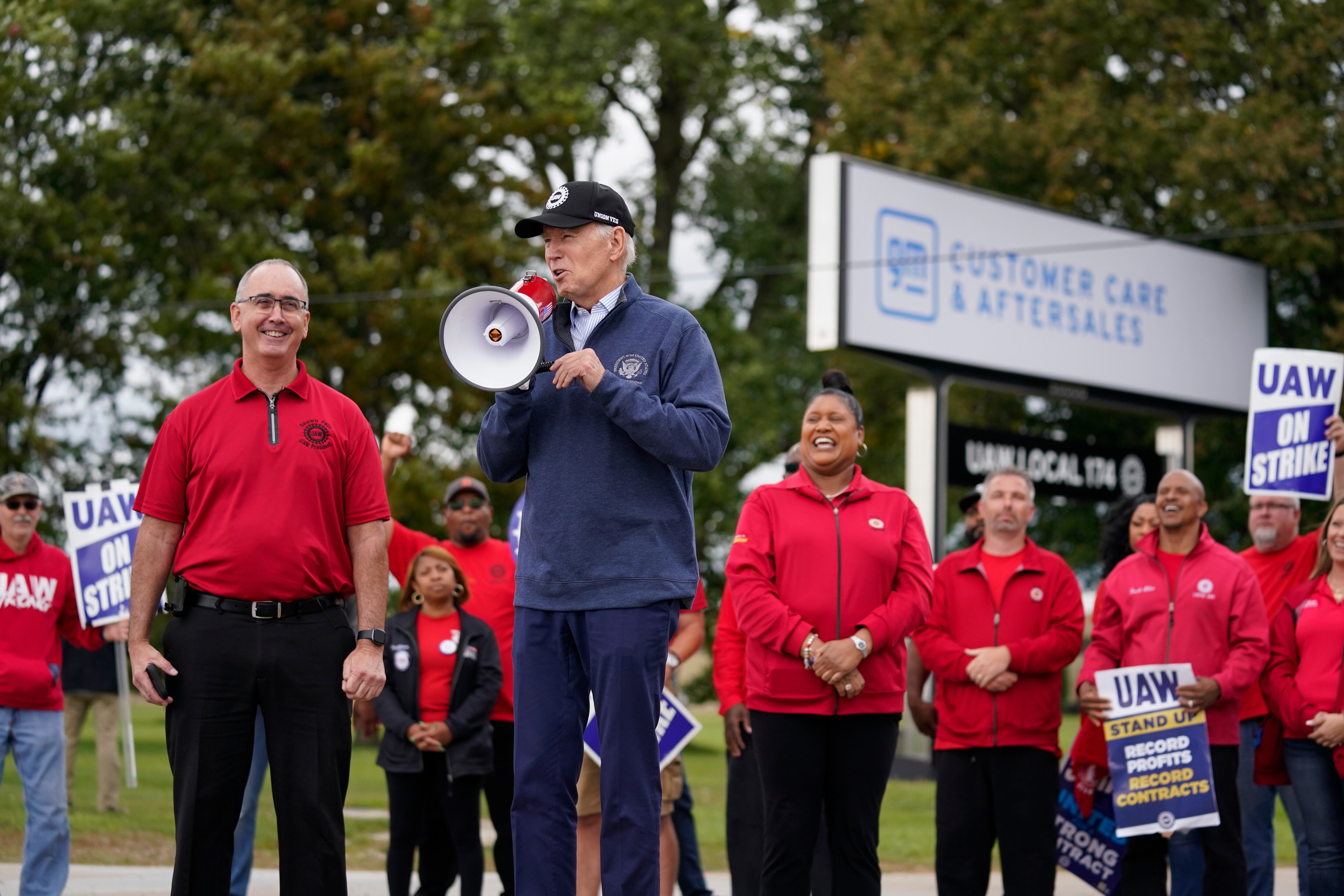 El presidente Joe Biden se une al piquete en huelga de United Auto Workers en Van Buren Township, Michigan.