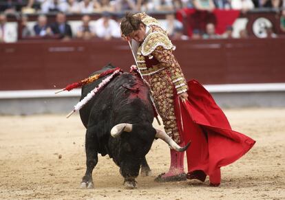 El Juli, en el primero de la tarde durante la vigesimoséptima de la feria en Las Ventas con toros de Victoriano del Río.