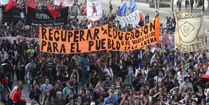 Miles de personas participan en una marcha estudiantil del 16 de mayo de 2012, en favor de la educación por el centro de Santiago de Chile (Chile).