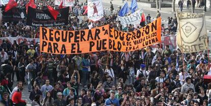 Miles de personas participan en una marcha estudiantil del 16 de mayo de 2012, en favor de la educaci&oacute;n por el centro de Santiago de Chile (Chile). 