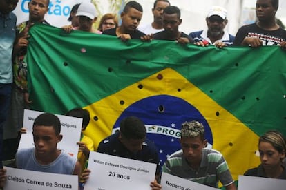 Amigos e familiares lembram vítimas no funeral.