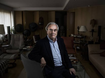 Manuel Gutiérrez Aragón, fotografiado en su casa.