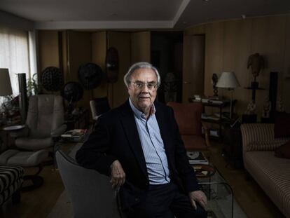 Manuel Gutiérrez Aragón, fotografiado en su casa.