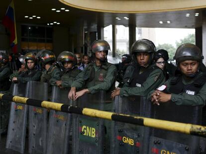 Miembros de la Guardia Nacional de Venezuela rodean el Consejo Nacional Electoral.