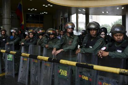 Miembros de la Guardia Nacional de Venezuela rodean el Consejo Nacional Electoral.