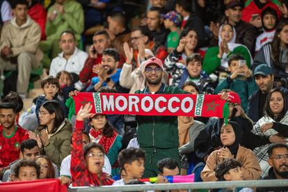 Aficionados marroquíes durante el partido amistoso Marruecos-Angola, el viernes en Agadir.