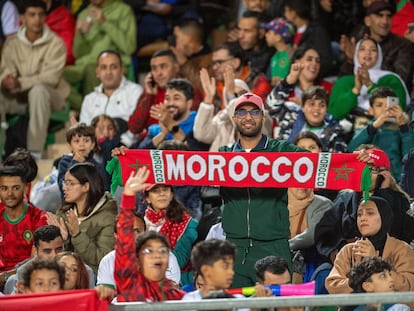 Aficionados marroquíes durante el partido amistoso Marruecos-Angola, el viernes en Agadir.
