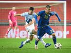 El jugador de Kosovo, Edon Zhegrova, en primer término, escapa del marcaje de Amedej Vetrih, de Eslovenia. JURE MAKOVEC (AFP)