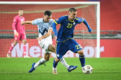 El jugador de Kosovo, Edon Zhegrova, en primer término, escapa del marcaje de Amedej Vetrih, de Eslovenia. JURE MAKOVEC (AFP)