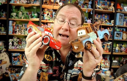 El director John Lasseter con los coches de la película 'Cars', Rayo McQueen y Mate.