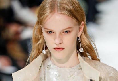 La modelo Hannah Motler desfila para Valentino en la Semana de la Moda de Paris el pasado octubre.