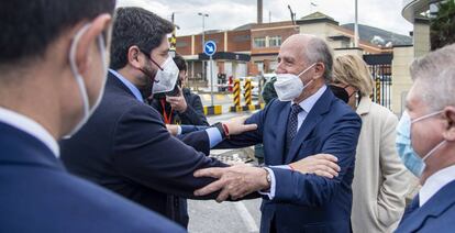 El presidente de la Región de Murcia, Fernando López Miras (i) saluda al presidente de Repsol, Antonio Brufau (d), a su llegada a la presentación del inicio de las obras de la primera planta de biocombustibles avanzados de España.