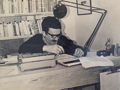 Gabriel García Márquez revisa o texto de ‘Cem Anos de Solidão’.