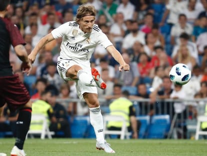 Modric dispara a puerta.