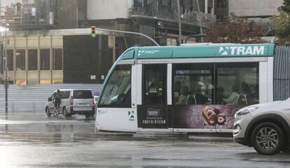 Un tramvia circulant per Barcelona.