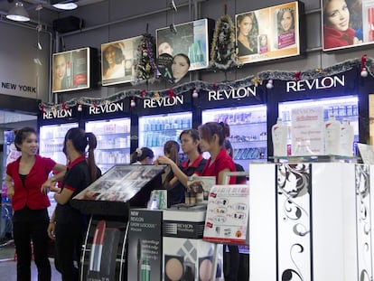 Una tienda de Camboya con productos de Revlon, en una imagen de archivo.