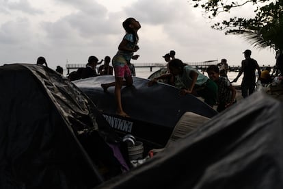 Migrant children play among the tents on the Necoclí beaches