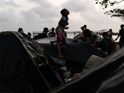 Niños migrantes juegan entre las tiendas de campaña en las playas de Necoclí (Colombia), el 29 de febrero de 2024.