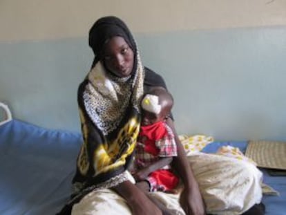 Mama Mint Hachim sostiene en su regazo a Ousmane, quien además de malnutrición severa tiene tuberculosis y SIDA.
