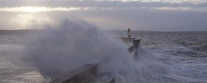 Una ola golpea contra un dique en Porthcall, en el sur de Gales.