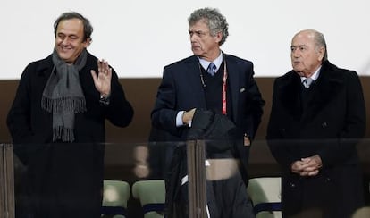 El presidente de la FIFA, Joseph Blatter, el presidente de la UEFA Michel Platini, y el presidente de la federación, Ángel María Villar.