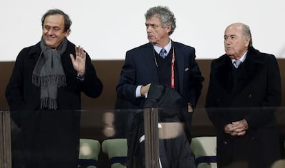 El presidente de la FIFA, Joseph Blatter, el presidente de la UEFA Michel Platini, y el presidente de la federación, Ángel María Villar. 