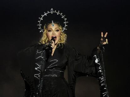 Madonna actúa durante un concierto en la playa de Copacabana en Río de Janeiro.