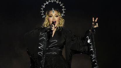 Madonna actúa durante un concierto en la playa de Copacabana en Río de Janeiro.