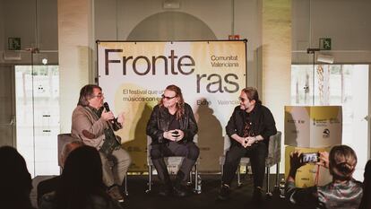 De derecha a izquierda, los componentes de Maná, Sergio Vallín y Fher Olvera, junto al periodista Jesús Ruiz Mantilla, este miércoles en el Palau de la Música de Valencia, en el Festival Fronteras.