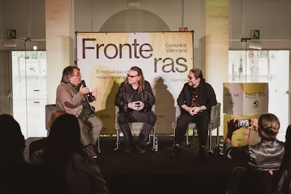 De derecha a izquierda, los componentes de Maná, Sergio Vallín y Fher Olvera, junto al periodista Jesús Ruiz Mantilla, este miércoles en el Palau de la Música de Valencia, en el Festival Fronteras.