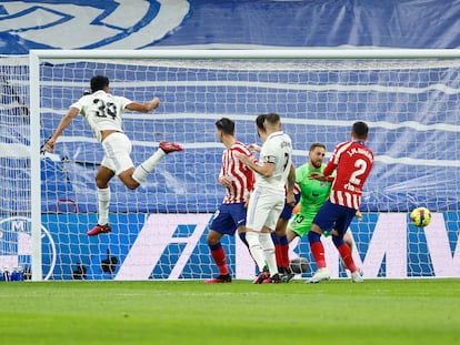 Álvaro Rodríguez remata de cabeza para empatar el partido ante el Atlético de Madrid, en el Santiago Bernabéu, este sábado.