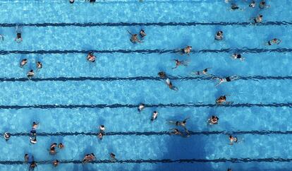 Banyistes en una piscina un calorós dia d'estiu a Haltern, Alemanya.