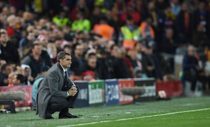 Ernesto Valverde, durante el partido del Barcelona en Anfield.