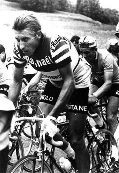 Anquetil tambin cre historia. El francs gan su primer Tour con 23 a?os en 1957 y despus de hizo con otros cuatro. Con clase, con estilo, con mucha elegancia. Por ello se deca que corra como un aristcrata. Su punto dbil era la monta?a y sufri en cada pedalada cuesta arriba.