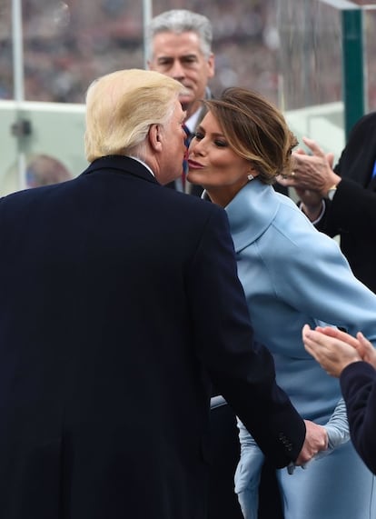 Durante la ceremonia de investidura de Donald Trump en enero de 2017, se vio a la pareja compartir un beso en la mejilla. Sin embargo, al acercar el plano, uno puede ver cómo el beso se queda en el aire porque el neoyorquino aleja su cabeza antes de que haya contacto físico. Este tipo de 'besos aéreos' fueron repetidos en ocasiones posteriores.
