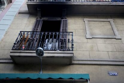 Los efectos del fuego en la fachada del número 209 de la calle Aragón de Barcelona.