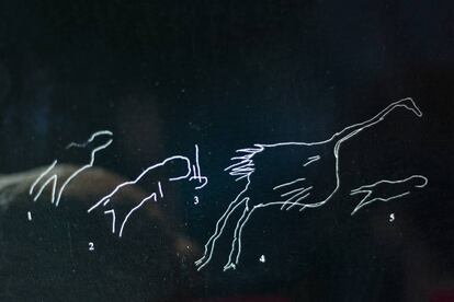 Dibujo del relieve con la grulla adulta (4), los dos humanos (1-2), el signo (3) y la cría del ave (5).