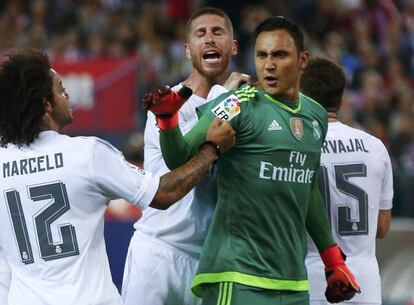 Keylor Navas celebra con Marcelo y Ramos tras pararle el penalti a Griezmann en el derbi.