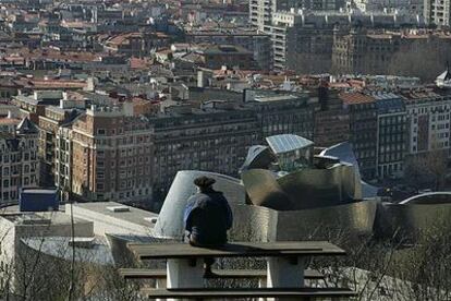 Pese a su intensa transformación, evidenciada en esta imagen actual de la ría, Bilbao continúa lejos de Madrid y Barcelona como ciudad de negocios.